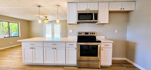 526 Charleston Ave, Phoenix AZ  85022-1531 exterior