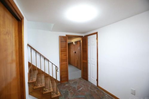 58 Robincrest Dr, Waterbury CT  06708-2406 exterior