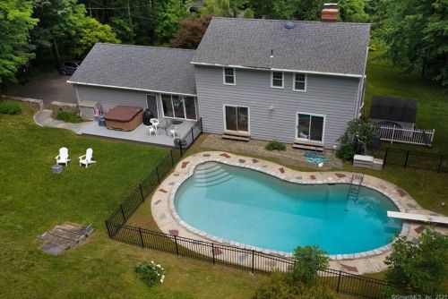 26 Flat Rock Dr, Ridgefield, CT 06877-5310