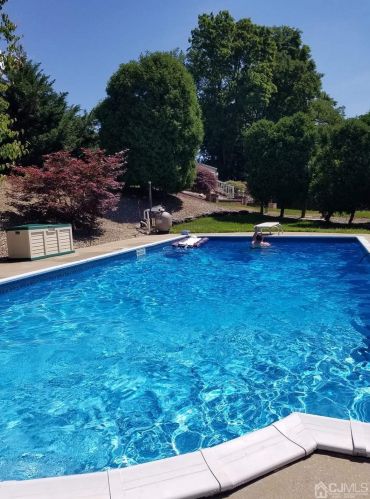 19 Pelham Pl, East Brunswick, NJ 08816-3945