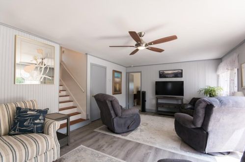 19 Casey Dr, Middletown RI  02842-6224 exterior