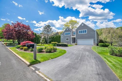 59 Twin Lakes Dr, Waterford, CT 06385-4142