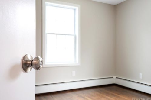 124 Park Dr, Kensington CT  06037-3815 exterior