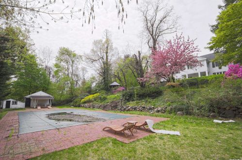 107 Station Rd, Great Neck, NY 11023-1720