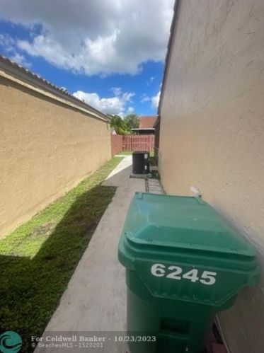 6245 175th Ter, Hialeah FL  33015-4438 exterior