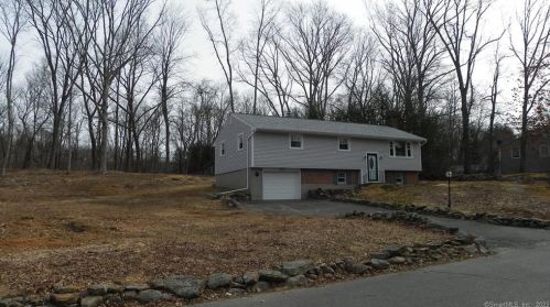 8 Oak Dr, East Hampton CT  06447-1133 exterior