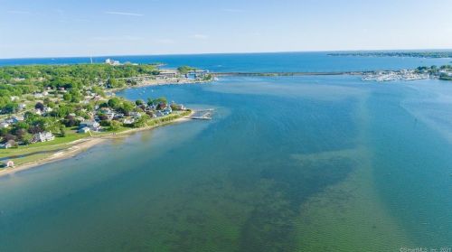 6 4th Ave, Waterford, CT 06385-1810
