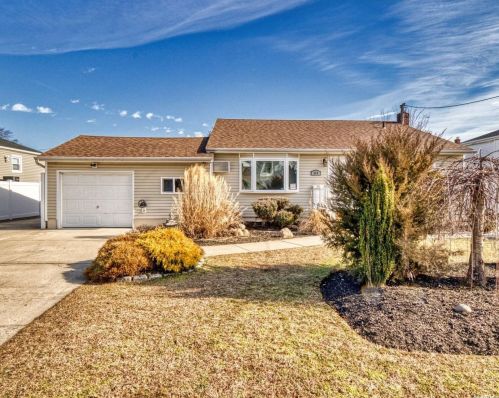 348 Granada Pkwy, North Lindenhurst, NY 11757-6303