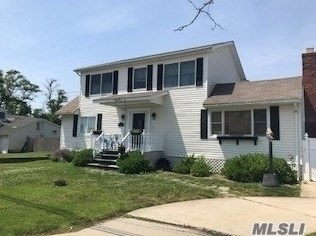 476 West Dr, Copiague, NY 11726-5122