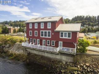 396 31st St, Tongue Point, OR 97103-2741