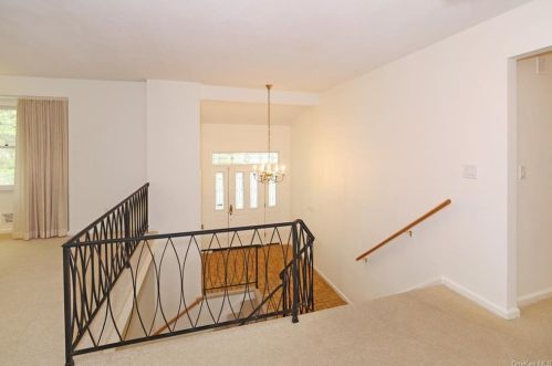 145 Vaneck Dr, New Rochelle, NY 10804-1205