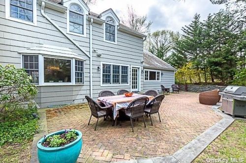 15 Norfolk Rd, Great Neck, NY 11020-1715