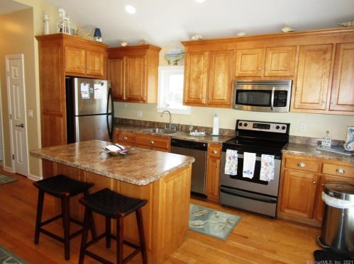 32 Portland Ave, Lyme, CT 06371-2210