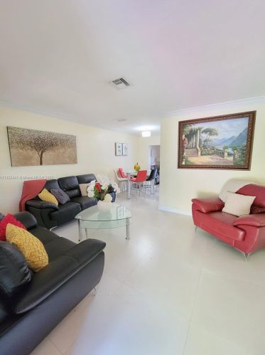 17 Suffolk Ave, Hialeah FL  33010-5035 exterior