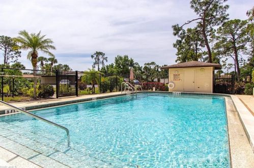 1083 Pine Isle Ln, Naples FL  34112-6182 exterior