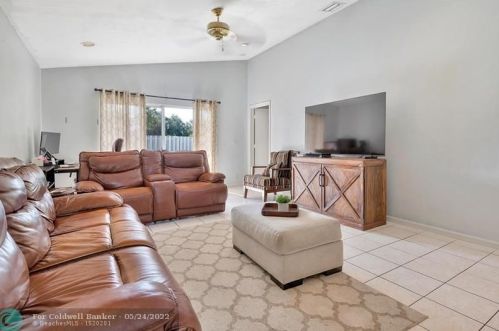 3017 179 Ave, Hollywood FL  33029-3054 exterior