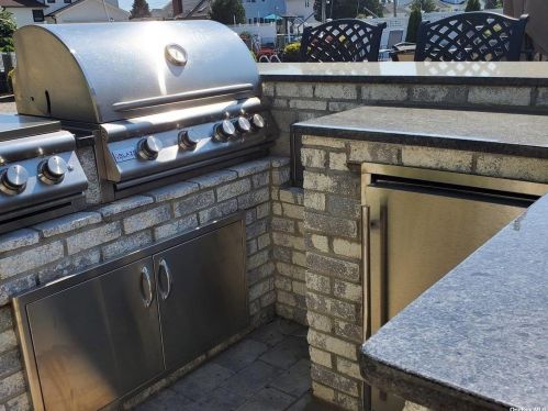 512 Avon Pl, West Islip NY  11795-4702 exterior