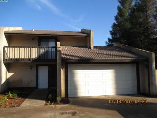 1733 Cross Ave, Tulare CA  93274-2357 exterior