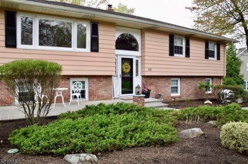 128 Glenwood Dr, Paterson, NJ 07508-3023