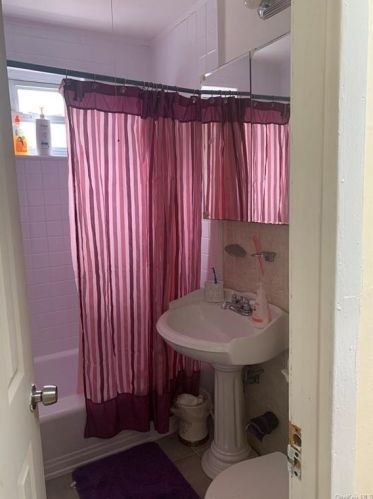 4822 Robertson St, Bronx, NY 10470-1025