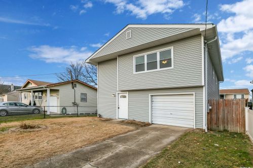 24 Kissimee Rd, North Lindenhurst, NY 11757-6815