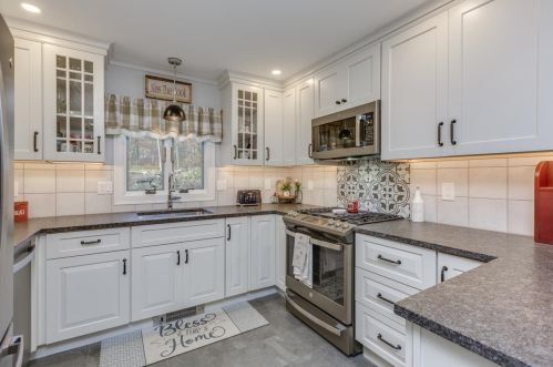 8 Walnut Hill Rd, Sandown NH  03873-2305 exterior