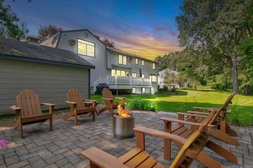 15 Ledgecrest Ter, Manchester, CT 06040-6918