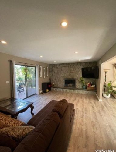 15 Ramblewood Rd, Shoreham NY  11786-2301 exterior