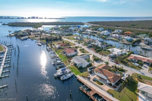 18451 Cutlass Dr, Fort Myers Beach, FL 33931-2344