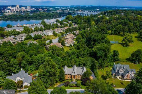 17 Westwind Dr, Lemoyne PA  17043-1234 exterior