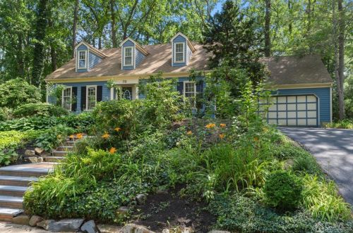 78 Independence Dr, East Brunswick, NJ 08816-3227