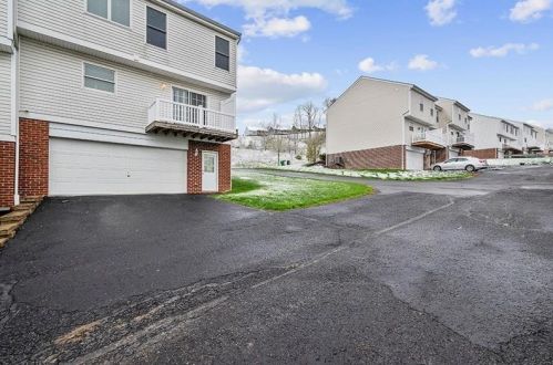 1052 Woodlawn Dr, Canonsburg PA  15317-5451 exterior