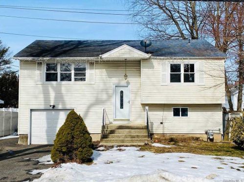 14 15th St, Huntington Station, NY 11746-2426