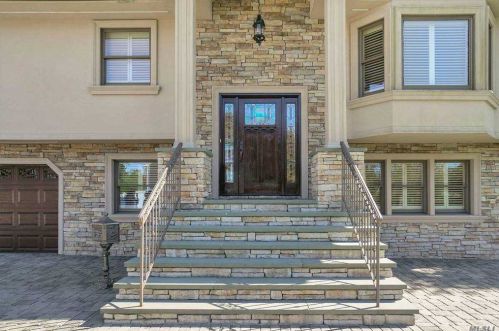 4 Sherman Ave, West Islip, NY 11795-3214