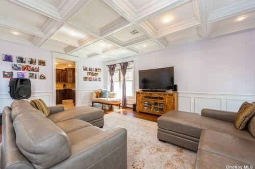 113 Stewart St, Floral Park, NY 11003-2340