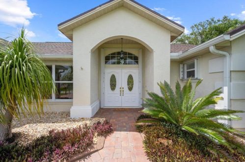 107 Hawthorne Cir, Fort Pierce FL 34953-3524 exterior