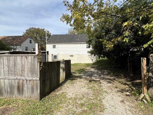 14 Vivian Dr, Florence KY  41042-9742 exterior