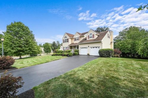 93 Firethorn Dr, New Hamburg, NY 12590-7511