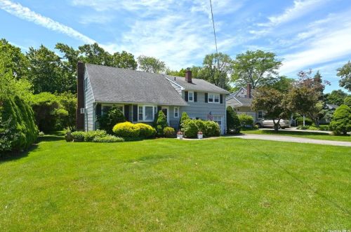 419 2nd Ave, Elwood, NY 11731-3403