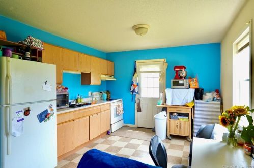 5 Norfolk Ct, Groton CT  06340-4709 exterior