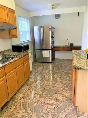 54 Henry St, Huntington Station, NY 11746-1020