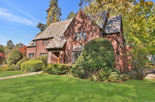 41 Glenmore Dr, New Rochelle NY  10801-3101 exterior