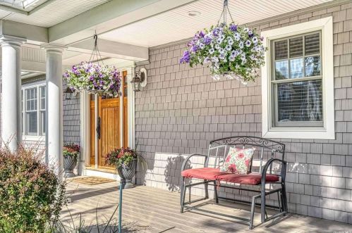 111 Hewitt Blvd, Center Moriches, NY 11934-3008