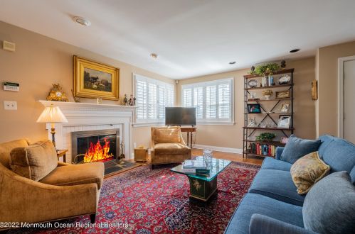 4 Laurel Dr, Little Silver NJ 07739-1416 exterior