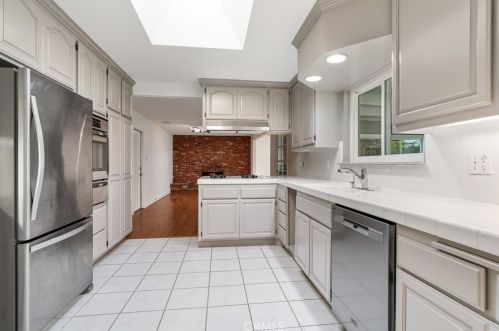 1278 Carmel Dr, Simi Valley CA  93065-4118 exterior