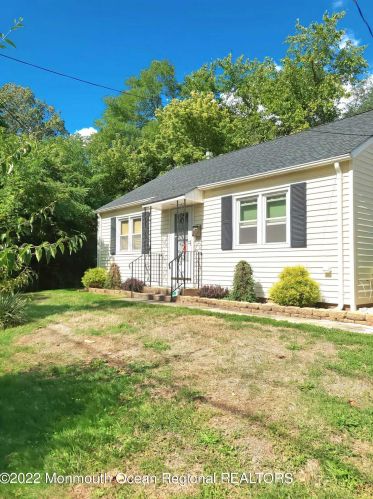 1 Holmes Ter, East Freehold, NJ 07728-1718