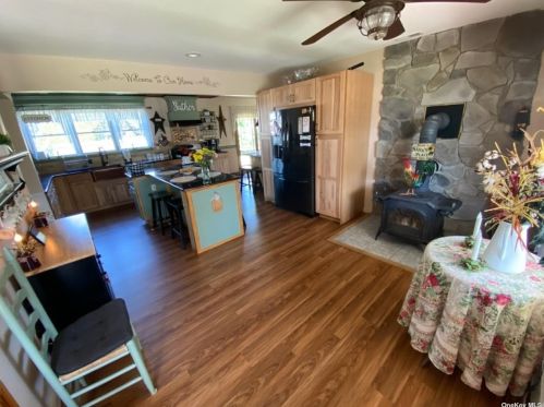 172 Hamilton Ave, North Lindenhurst, NY 11757-4121