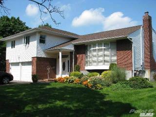29 East Dr, Woodbury, NY 11797-2102