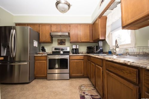 160 Ferndale Blvd, Islip Manor, NY 11751-2221