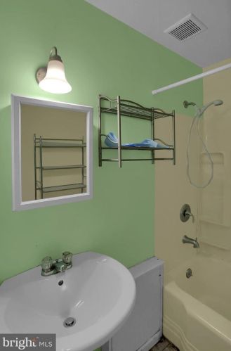 2001 Derry St, Harrisburg PA 17111-1643 exterior